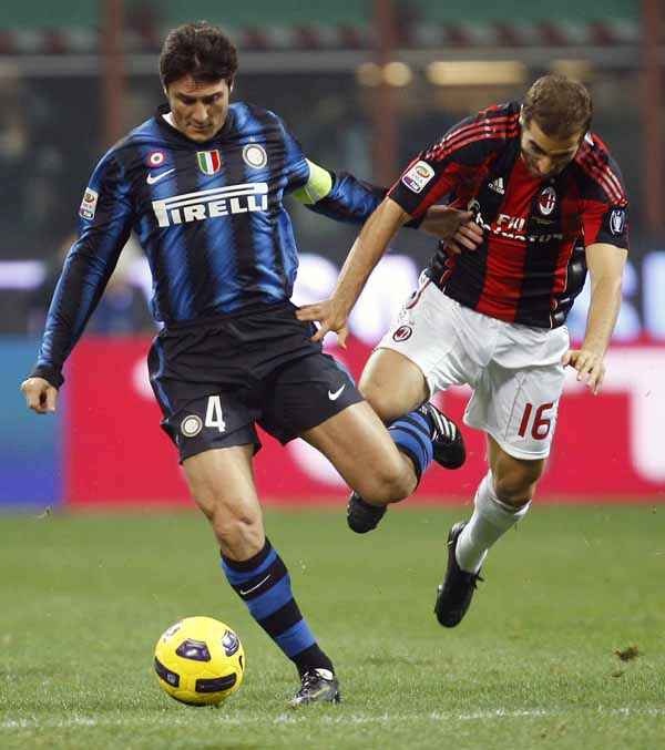  米兰同城德比火药味十足，三人染红离场  